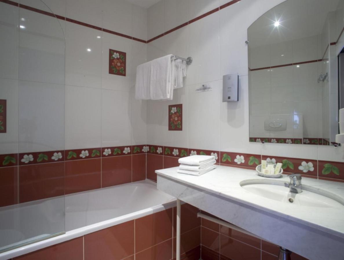 Logis Hotel & Restaurant Du Sauvage La Ferte-Gaucher ภายนอก รูปภาพ