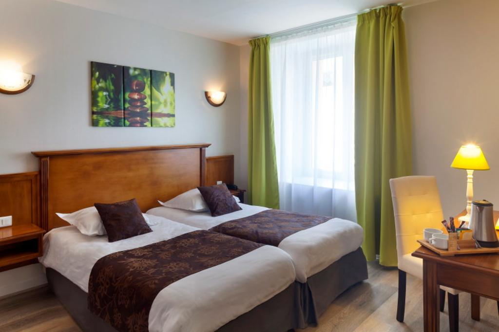 Logis Hotel & Restaurant Du Sauvage La Ferte-Gaucher ภายนอก รูปภาพ